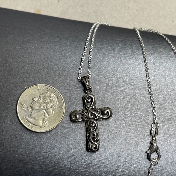 Vintage large sterling silver scroll work cross pendant. - Picture 6 of 11